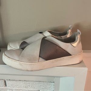 Donald Pliner sneaker white and silver/grey